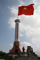 Cờ tổ quốc tung bay trên đỉnh Lũng Cú.